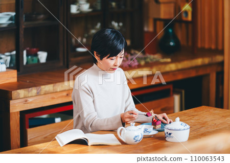 40多歲的女性享受蛋糕 40多歲的女性享受蛋糕 110063543