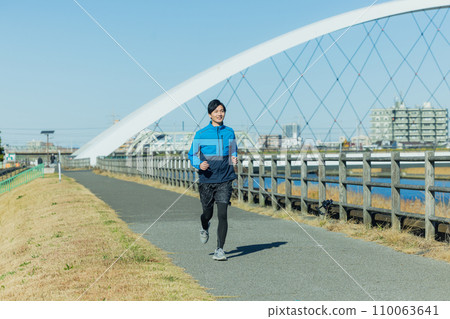 一個人在河床上奔跑 110063641