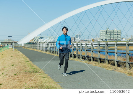 一個人在河床上奔跑 110063642