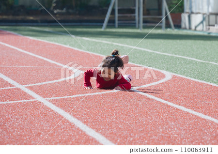 孩子摔倒 110063911