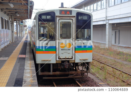 Hisatsu Orange Railway HSOR-100 type diesel train at Kawauchi Station Hisatsu Orange Railway HSOR-100 type diesel train at Kawauchi Station 110064889