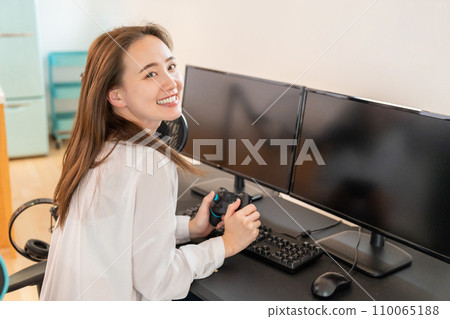 女人在電腦上玩遊戲 110065188