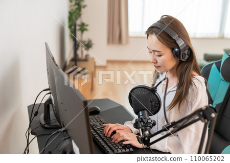 一位女士在電腦上編輯 110065202