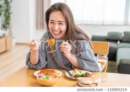 Women who eat 110065214