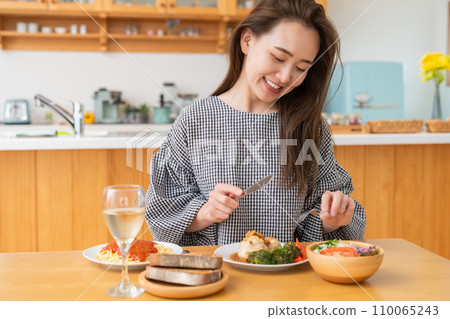 Women who eat Women who eat 110065243