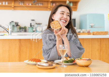 Women who eat Women who eat 110065250
