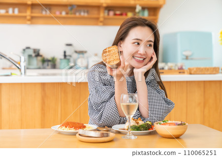Women who eat Women who eat 110065251