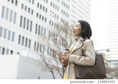 在東京工作的商務人士 110065303