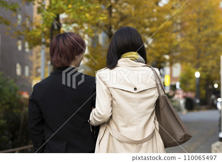 穿著西裝的酷男人和女人 110065497