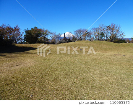 足柄城遺址與富士山（靜岡縣小山町） 110065575