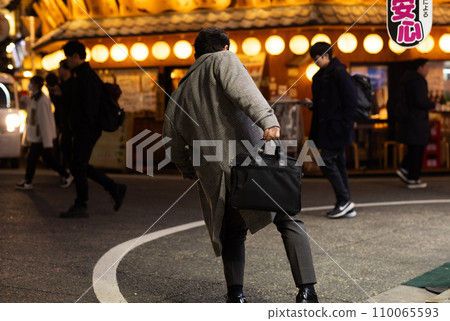 一名男子在夜間在市中心喝醉酒 110065593