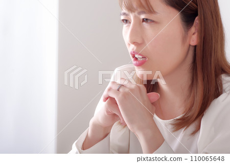 woman with angry expression woman with angry expression 110065648