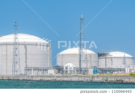 Large LNG tank storing liquefied natural gas (LNG) (energy image) 110066493