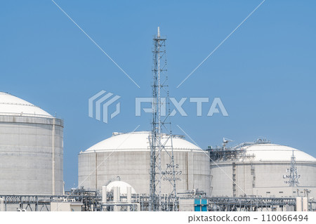 Large LNG tank storing liquefied natural gas (LNG) (energy image) 110066494