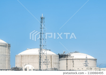 Large LNG tank storing liquefied natural gas (LNG) (energy image) 110066495