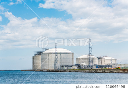 Large LNG tank storing liquefied natural gas (LNG) (energy image) 110066496