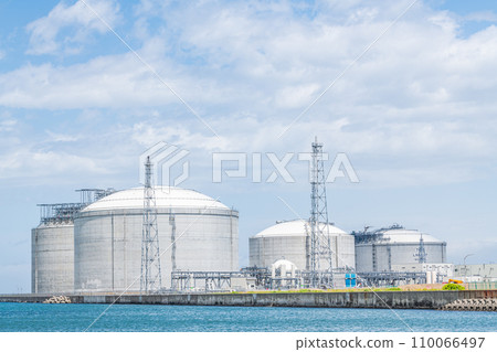 Large LNG tank storing liquefied natural gas (LNG) (energy image) 110066497