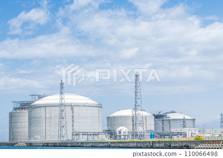 Large LNG tank storing liquefied natural gas (LNG) (energy image) 110066498