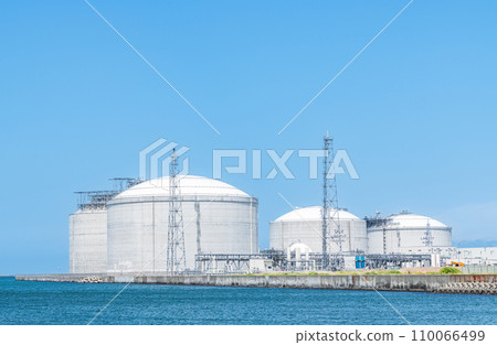 Large LNG tank storing liquefied natural gas (LNG) (energy image) 110066499