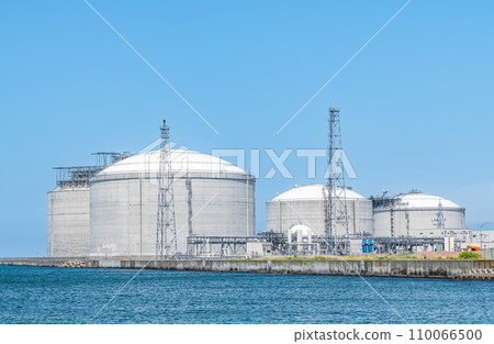 Large LNG tank storing liquefied natural gas (LNG) (energy image) 110066500