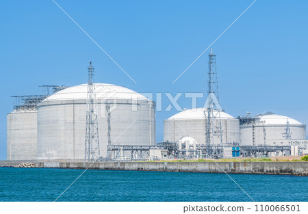Large LNG tank storing liquefied natural gas (LNG) (energy image) 110066501
