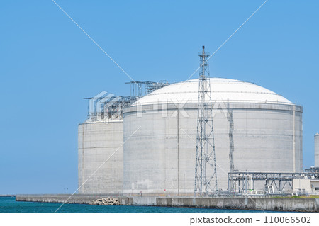 Large LNG tank storing liquefied natural gas (LNG) (energy image) 110066502