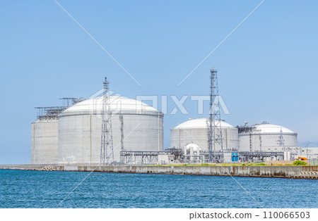 Large LNG tank storing liquefied natural gas (LNG) (energy image) 110066503