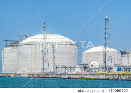 Large LNG tank storing liquefied natural gas (LNG) (energy image) 110066505