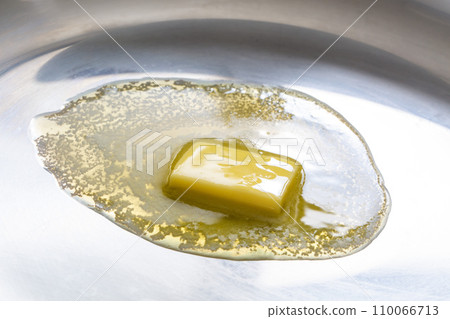 melting butter, cooking, silver frying pan 110066713