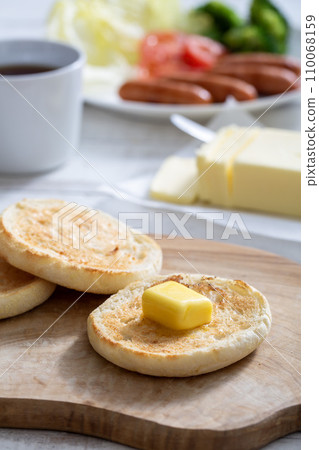 Breakfast scenery, butter melting in bread, Western food, English muffins 110068159