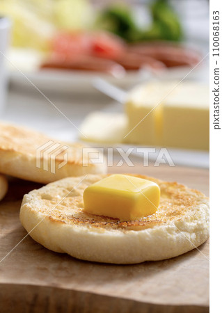 Breakfast scenery, butter melting in bread, Western food, English muffins 110068163