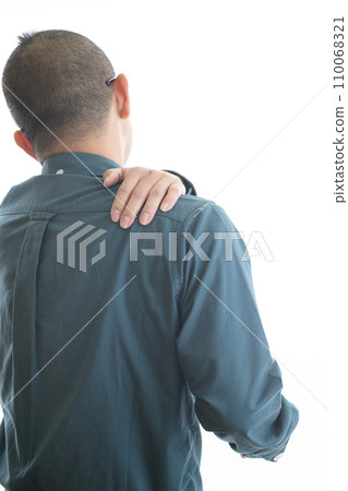 shoulder pain image 110068321