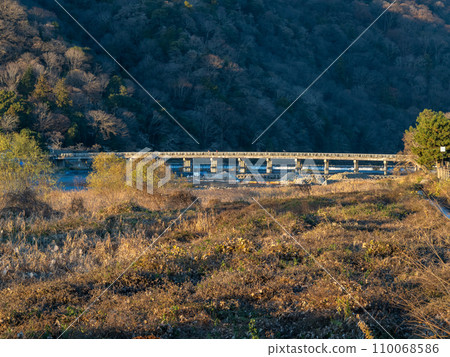 嵐山(京都市)的清晨風景。渡月橋和桂川。 嵐山(京都市)的清晨風景。渡月橋和桂川。 110068586
