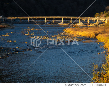 Early morning scenery of Arashiyama (Kyoto City). Katsura River and Togetsukyo Bridge. 110068601