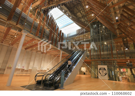 Toyama TOYAMA Kirari (Toyama City Glass Art Museum) has a large atrium and interior design that makes extensive use of locally produced solid cedar boards 110068602
