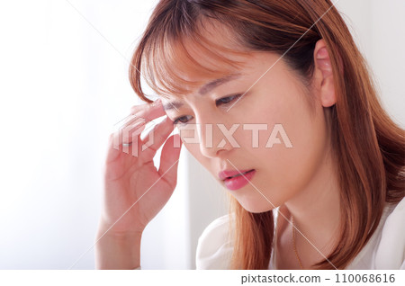 一個年輕的女人抱著一個頭 一個年輕的女人抱著一個頭 110068616
