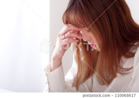 一個年輕的女人抱著一個頭 110068617