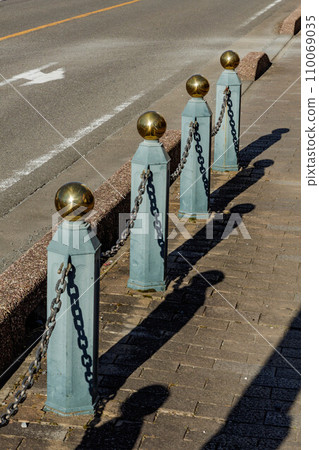 retro sidewalk guard 110069035