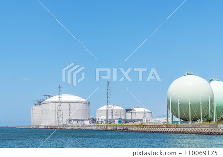 Large LNG tank and spherical tank storing liquefied natural gas (LNG) (energy image) 110069175