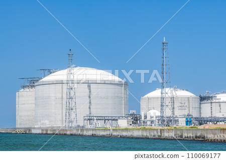 Large LNG tank storing liquefied natural gas (LNG) (energy image) 110069177