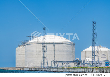 Large LNG tank storing liquefied natural gas (LNG) (energy image) 110069178