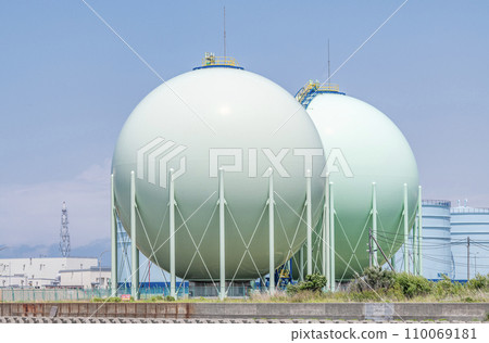 Large spherical tank for gas storage facility 110069181