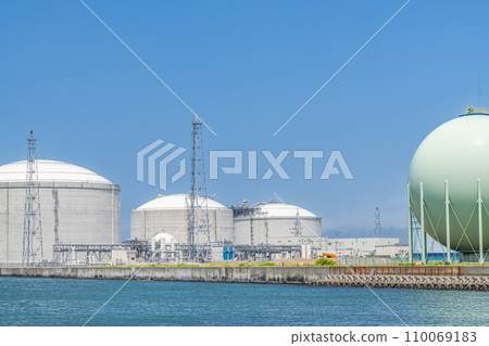 Large LNG tank and spherical tank storing liquefied natural gas (LNG) (energy image) 110069183