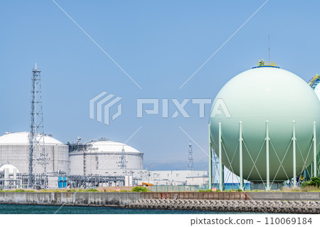 Large LNG tank and spherical tank storing liquefied natural gas (LNG) (energy image) 110069184