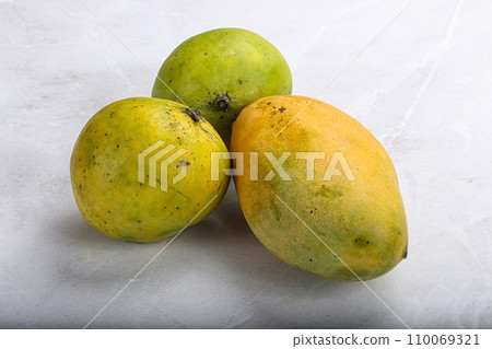 Fresh sweet and juicy mango heap 110069321