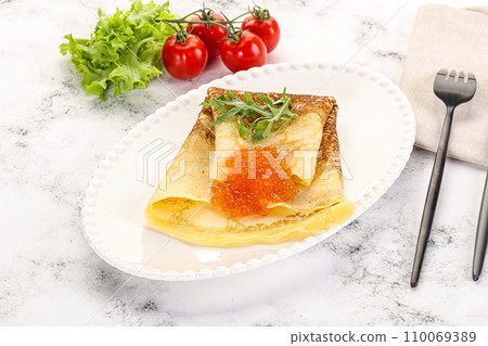 Russian pancake with red caviar 110069389