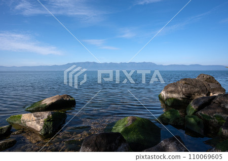 深秋琵琶湖平靜而陽光明媚的景象 深秋琵琶湖平靜而陽光明媚的景象 110069605