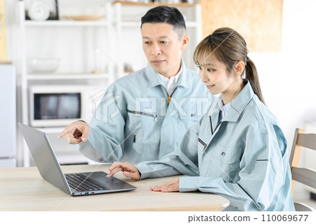 穿著工作服學習工作的女人 110069677
