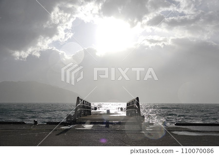 湖上的碼頭,陽光透過雨雲的縫隙照射進來 湖上的碼頭,陽光透過雨雲的縫隙照射進來 110070086