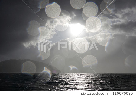湖和半島 鏡頭中反射的水霧 湖和半島 鏡頭中反射的水霧 110070089